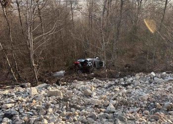Bračni par i beba vozilom bh. oznaka sletjeli u provaliju, jedna osoba teže ozlijeđena