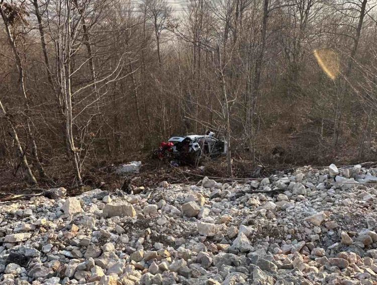 Bračni par i beba vozilom bh. oznaka sletjeli u provaliju, jedna osoba teže ozlijeđena