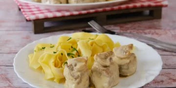 Medaljoni u umaku od šampinjona sa širokim rezancima