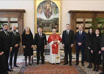(VIDEO) BiH predsjedništvo kod pape: Donijeli poklone i pozvali ga u državu