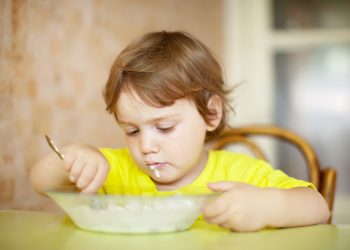Prisiljavanje djece da pojedu sve može imati dugoročne posljedice na odnos prema hrani