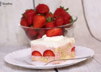 Brzi kolač s jagodama i keksima bez pečenja