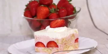 Brzi kolač s jagodama i keksima bez pečenja