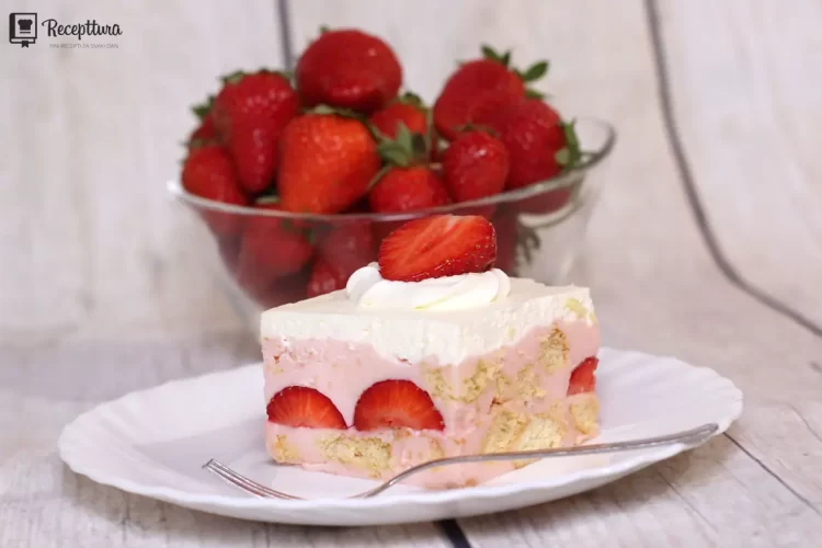 Brzi kolač s jagodama i keksima bez pečenja