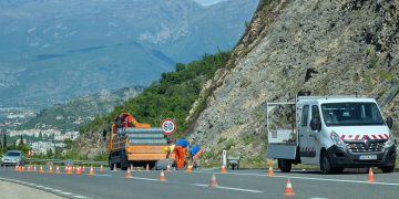 Na prometnici koja spaja Široki Brijeg – Mostar danas izvođeni radovi: Postavljena zaštitna ograda