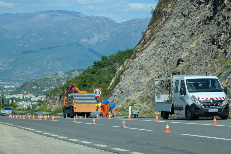 Na prometnici koja spaja Široki Brijeg – Mostar danas izvođeni radovi: Postavljena zaštitna ograda