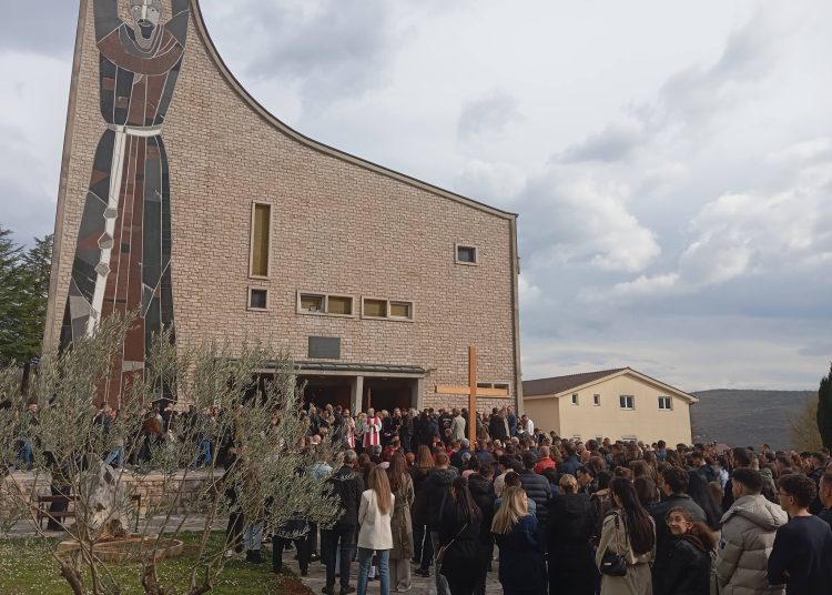 Široki Brijeg: Put križa na Kočerin okupio mnoštvo vjernika