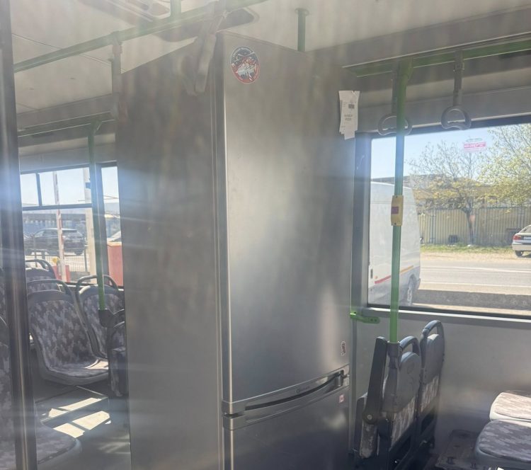 Frižider u autobusu: Nesvakidašnja scena iz Mostara nasmijala društvene mreže