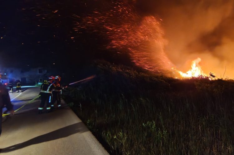 (VIDEO) Burna noć iza vatrogasaca: Ugašen požar u dolini Neretve, šteta je velika