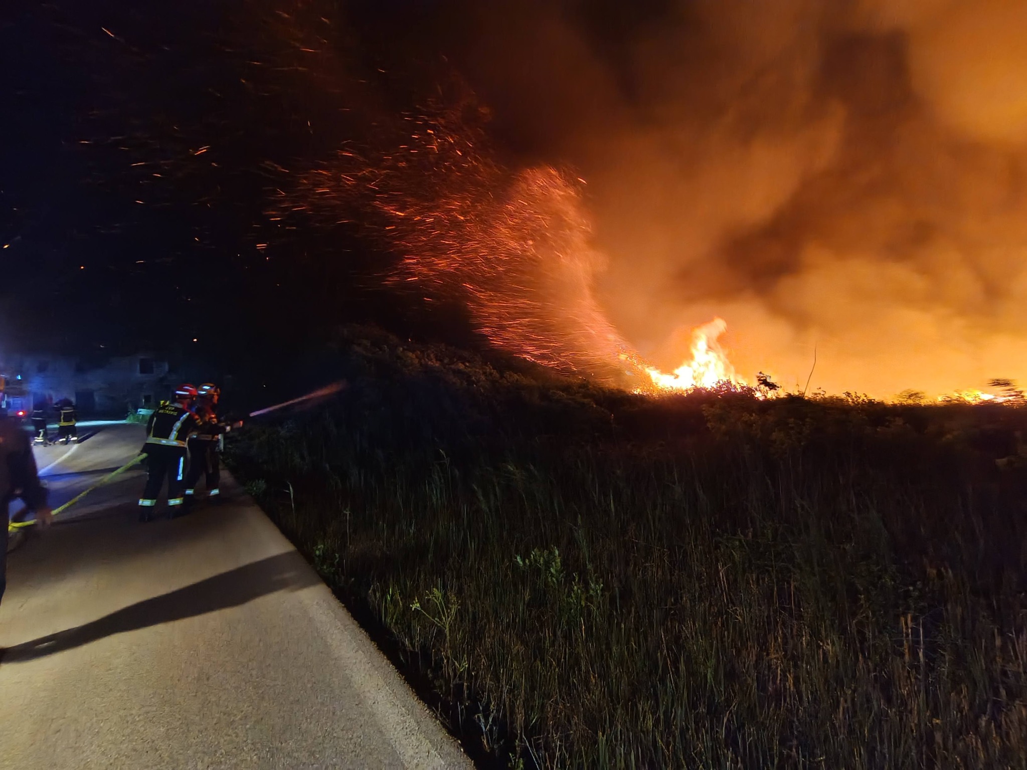 (VIDEO) Burna noć iza vatrogasaca: Ugašen požar u dolini Neretve, šteta je velika (VIDEO) Burna noć iza vatrogasaca: Ugašen požar u dolini Neretve, šteta je velika