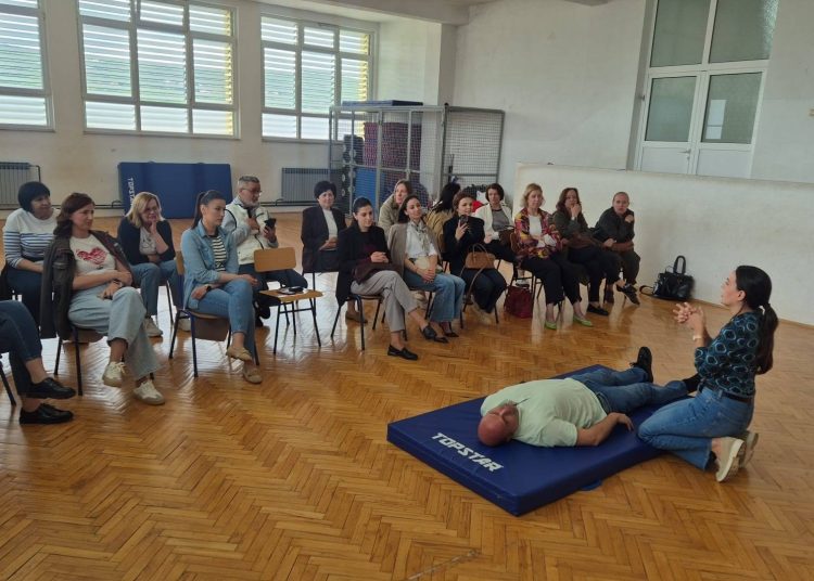 Edukacija prve pomoći u OŠ Kočerin: Djelatnici kroz vježbe učili kako reagirati u hitnim situacijama