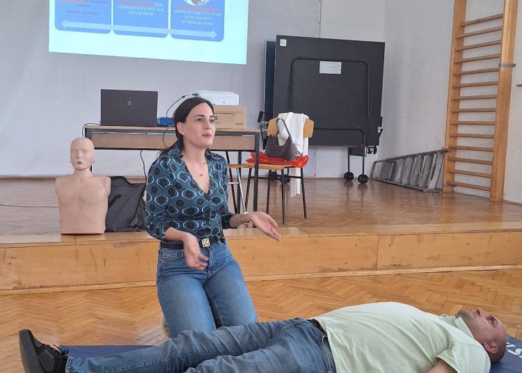 Edukacija prve pomoći u OŠ Kočerin: Djelatnici kroz vježbe učili kako reagirati u hitnim situacijama