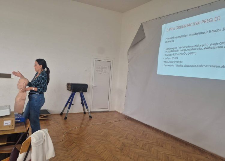 Edukacija prve pomoći u OŠ Kočerin: Djelatnici kroz vježbe učili kako reagirati u hitnim situacijama