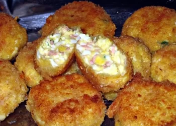 Recept za hrskave kuglice od kuhanih jaja, salame i sira