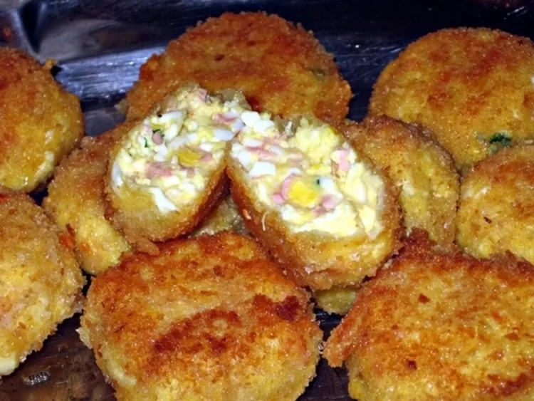 Recept za hrskave kuglice od kuhanih jaja, salame i sira