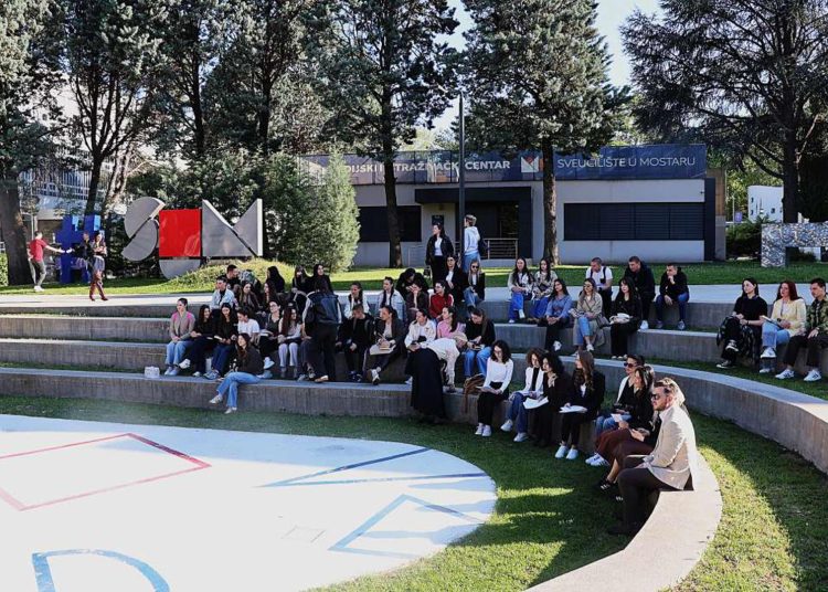 Festival znanosti: Na dar studentima i prolaznicima kroz Kampus SUM-a više od 500 knjiga