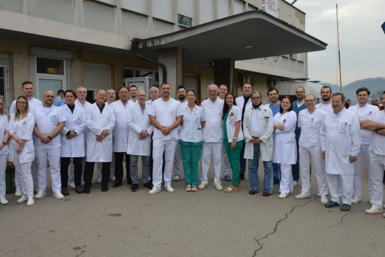 Veliki uspjeh bh. liječnika: Pacijentu oboljelom od raka, uz minimanle rezove, uklonili dio želuca