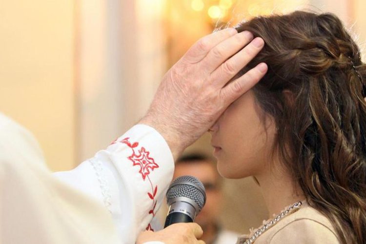 Fra Zvjezdan Linić: Krizma ne bi smjela biti teret haljina, odijela i skupih darova