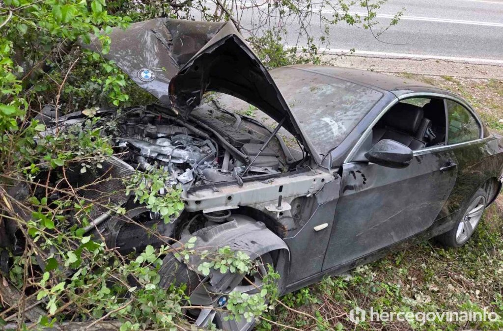 BMW sletio s ceste kod Mostara i zapalio se BMW sletio s ceste kod Mostara i zapalio se
