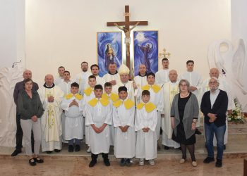 Biskup Petar Palić blagoslovio oltar i vitraje crkve u Donjoj Blatnici kod Čitluka