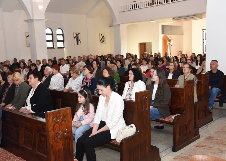 Biskup Petar Palić blagoslovio oltar i vitraje crkve u Donjoj Blatnici kod Čitluka