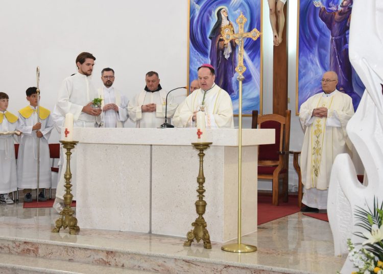 Biskup Petar Palić blagoslovio oltar i vitraje crkve u Donjoj Blatnici kod Čitluka