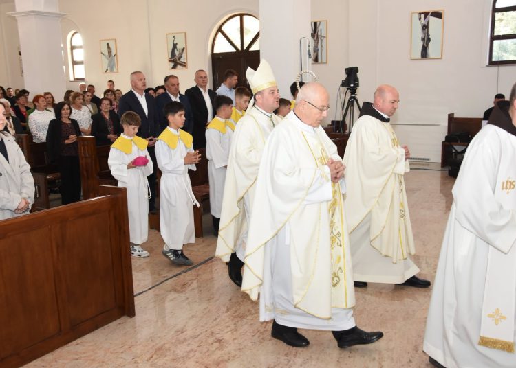 Biskup Petar Palić blagoslovio oltar i vitraje crkve u Donjoj Blatnici kod Čitluka