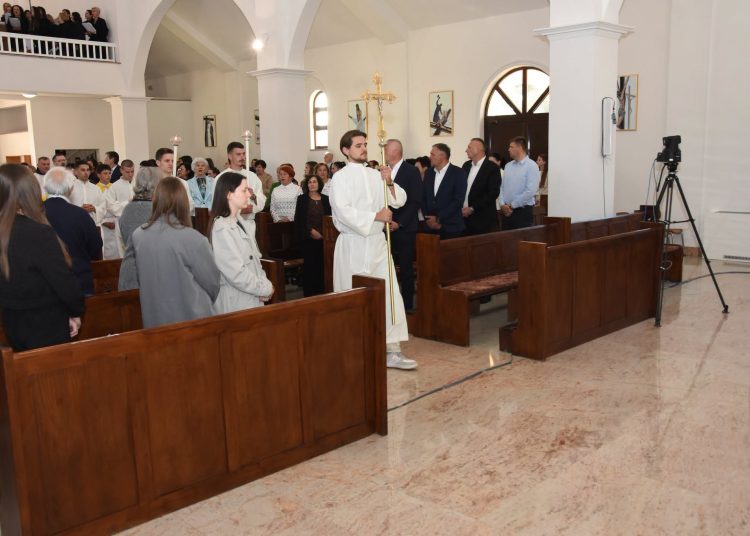 Biskup Petar Palić blagoslovio oltar i vitraje crkve u Donjoj Blatnici kod Čitluka