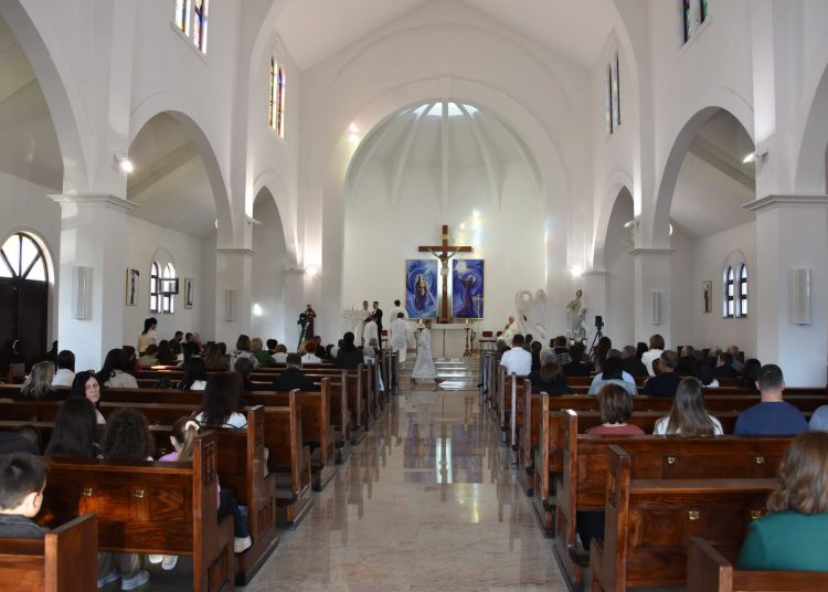 Biskup Petar Palić blagoslovio oltar i vitraje crkve u Donjoj Blatnici kod Čitluka