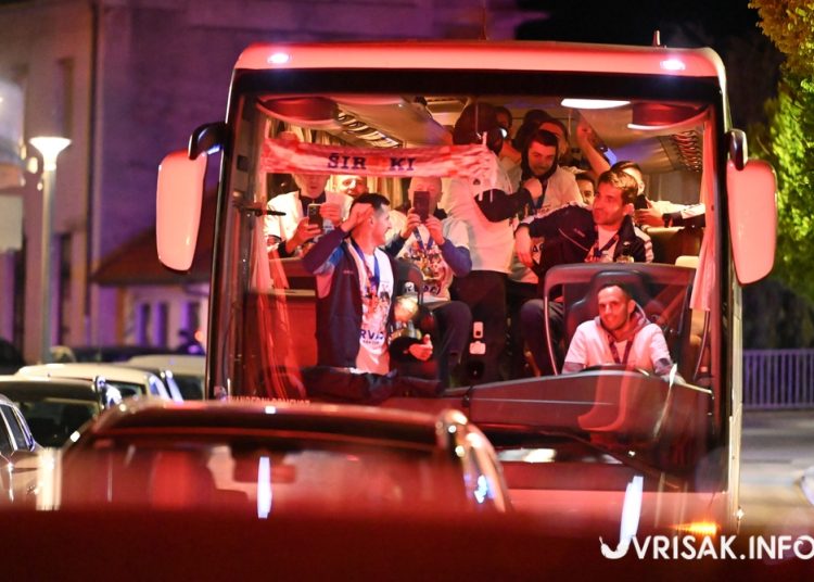 (VIDEO) Široki Brijeg gorio od slavlja: Baklje, vatromet i spektakularan doček prvaka ABA 2 lige