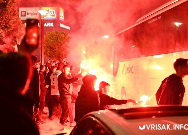 (VIDEO) Široki Brijeg gorio od slavlja: Baklje, vatromet i spektakularan doček prvaka ABA 2 lige