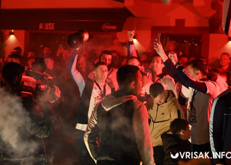 (VIDEO) Široki Brijeg gorio od slavlja: Baklje, vatromet i spektakularan doček prvaka ABA 2 lige