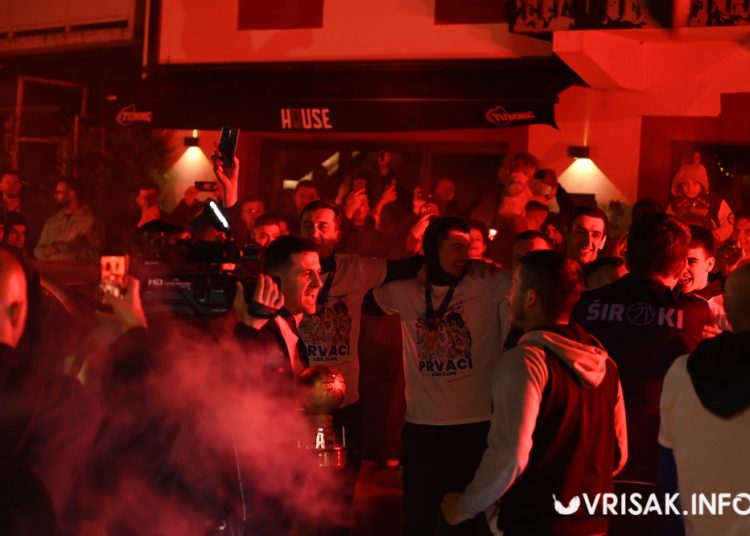 (VIDEO) Široki Brijeg gorio od slavlja: Baklje, vatromet i spektakularan doček prvaka ABA 2 lige