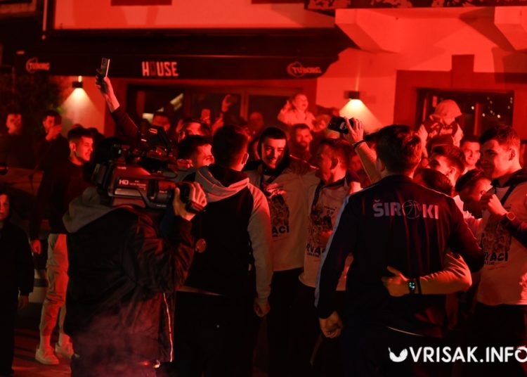 (VIDEO) Široki Brijeg gorio od slavlja: Baklje, vatromet i spektakularan doček prvaka ABA 2 lige