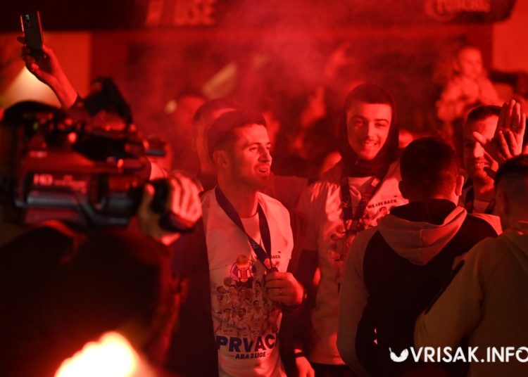(VIDEO) Široki Brijeg gorio od slavlja: Baklje, vatromet i spektakularan doček prvaka ABA 2 lige