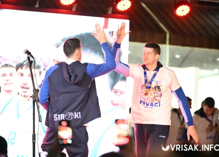 (VIDEO) Široki Brijeg gorio od slavlja: Baklje, vatromet i spektakularan doček prvaka ABA 2 lige