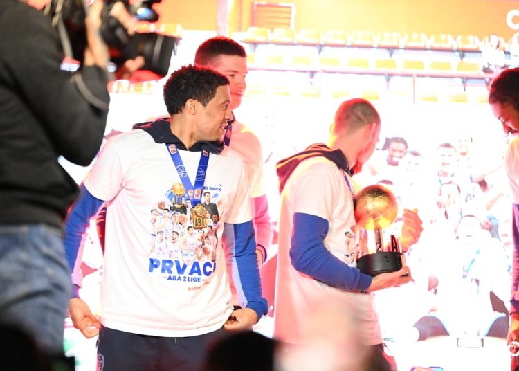 (VIDEO) Široki Brijeg gorio od slavlja: Baklje, vatromet i spektakularan doček prvaka ABA 2 lige