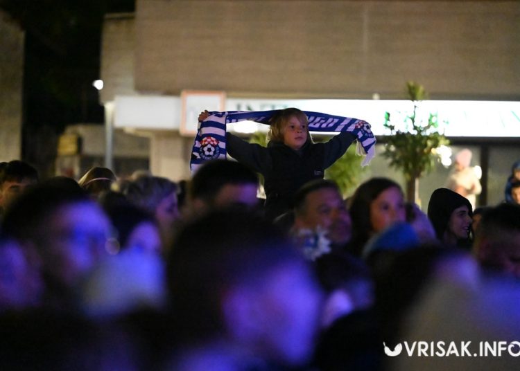 (VIDEO) Široki Brijeg gorio od slavlja: Baklje, vatromet i spektakularan doček prvaka ABA 2 lige