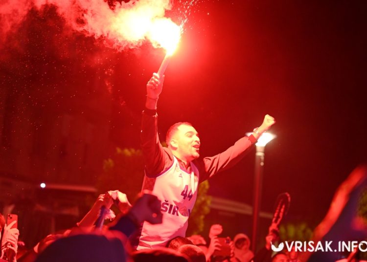 (VIDEO) Široki Brijeg gorio od slavlja: Baklje, vatromet i spektakularan doček prvaka ABA 2 lige