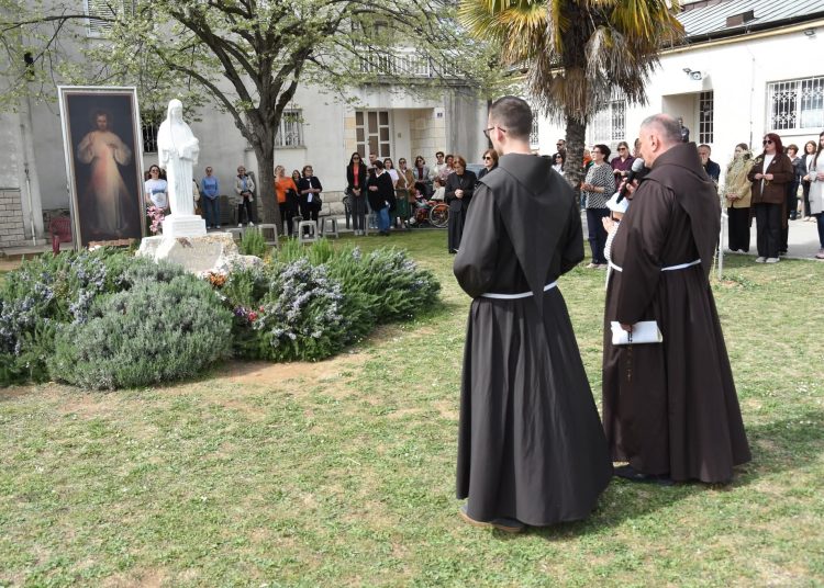 Čitluk: Veliki broj vjernika na molitvi krunice Božjeg milosrđa