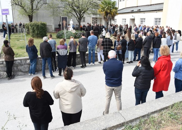 Čitluk: Veliki broj vjernika na molitvi krunice Božjeg milosrđa