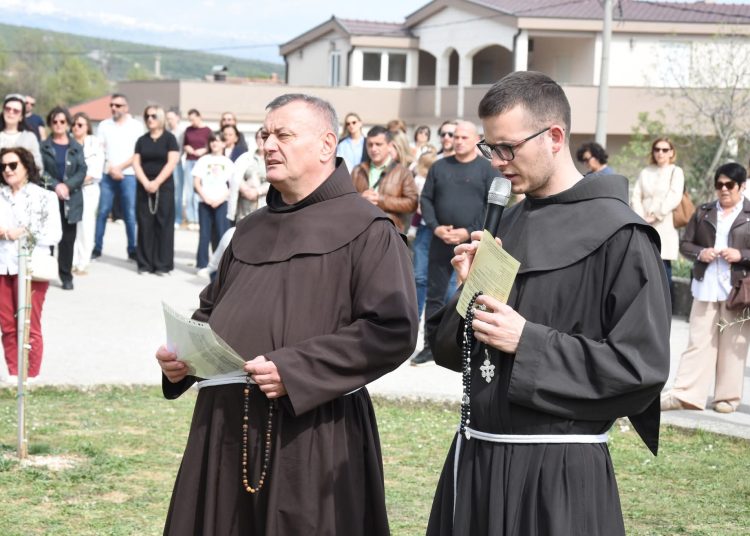 Čitluk: Veliki broj vjernika na molitvi krunice Božjeg milosrđa