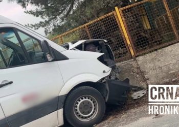 BiH: Vozač poginuo u sudaru kombija s betonskim stupom