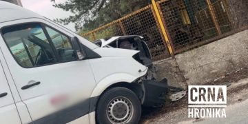 BiH: Vozač poginuo u sudaru kombija s betonskim stupom
