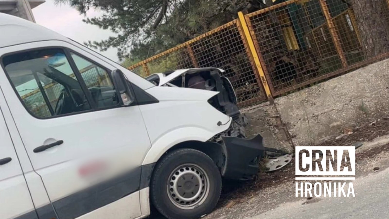 BiH: Vozač poginuo u sudaru kombija s betonskim stupom