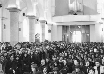 Iz prošlosti: Opis: Pučka misa u crkvi na Brigu 1980.