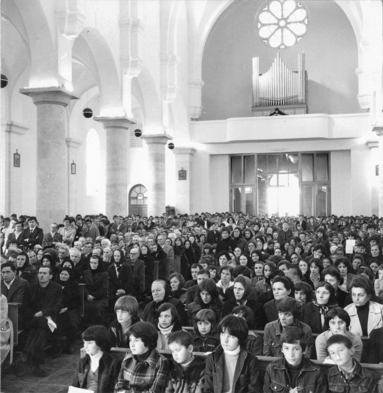 Iz prošlosti: Opis: Pučka misa u crkvi na Brigu 1980.