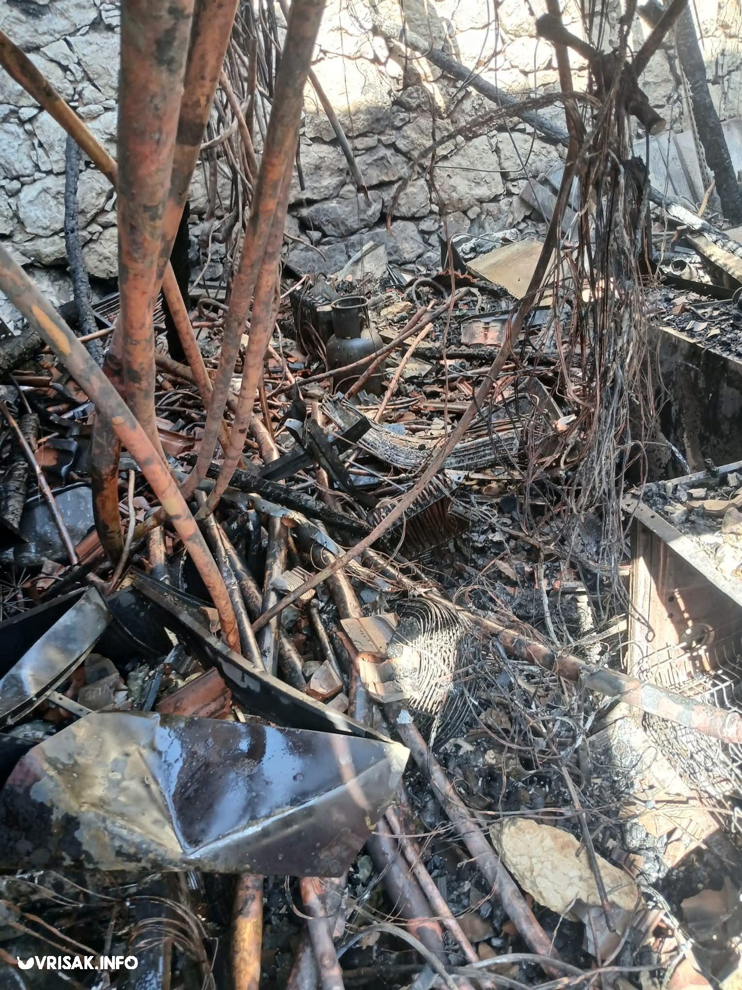 Požar kod Čitluka: Izgorio napušteni objekt, spriječeno širenje na šumu