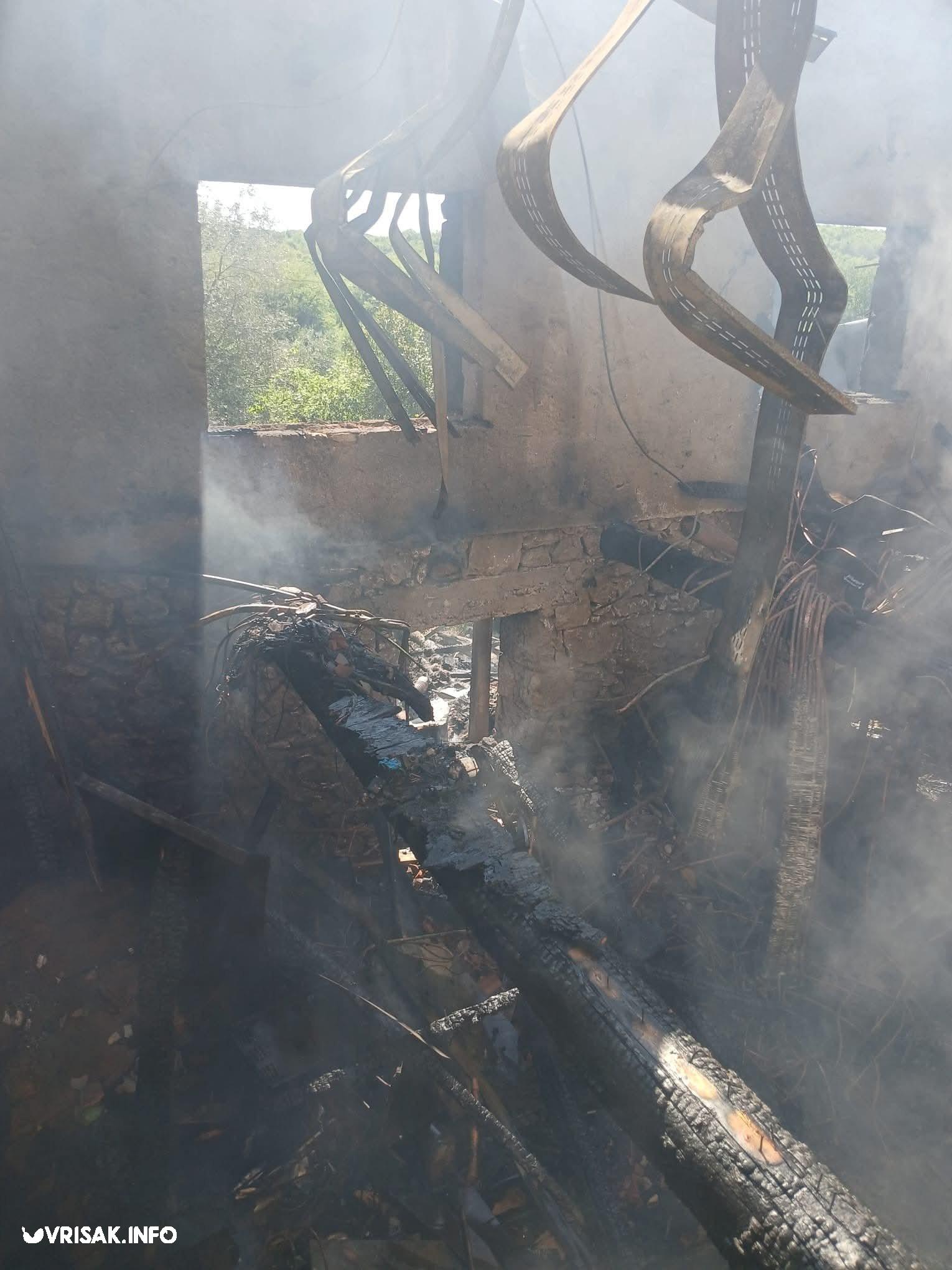 Požar kod Čitluka: Izgorio napušteni objekt, spriječeno širenje na šumu