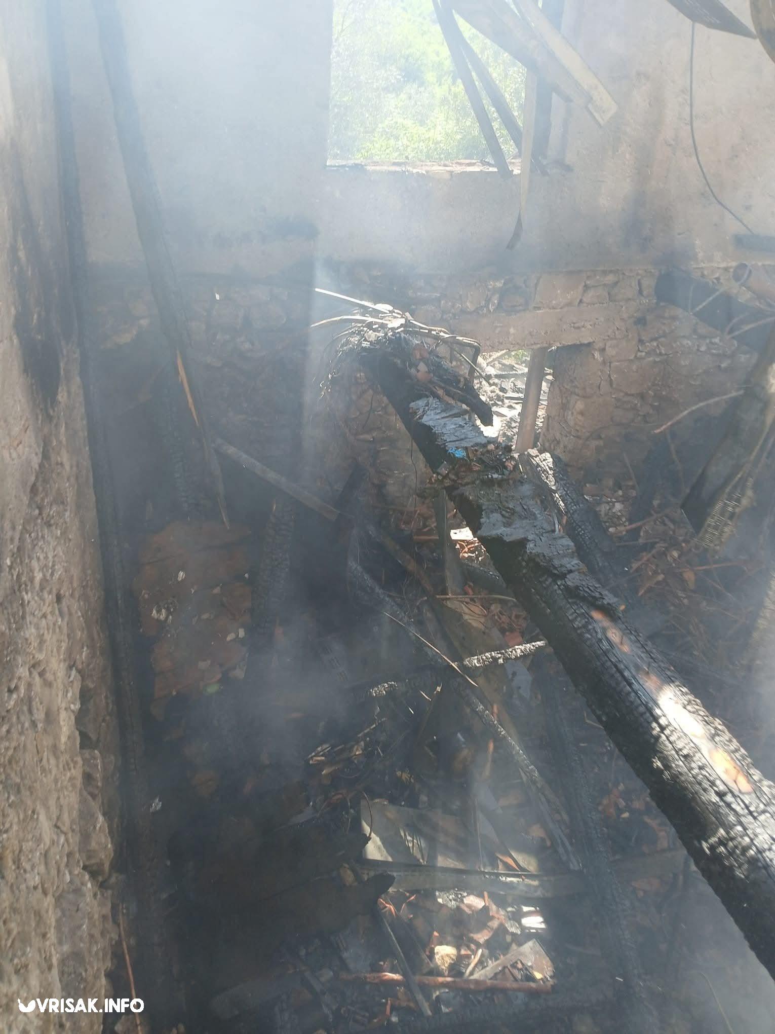 Požar kod Čitluka: Izgorio napušteni objekt, spriječeno širenje na šumu